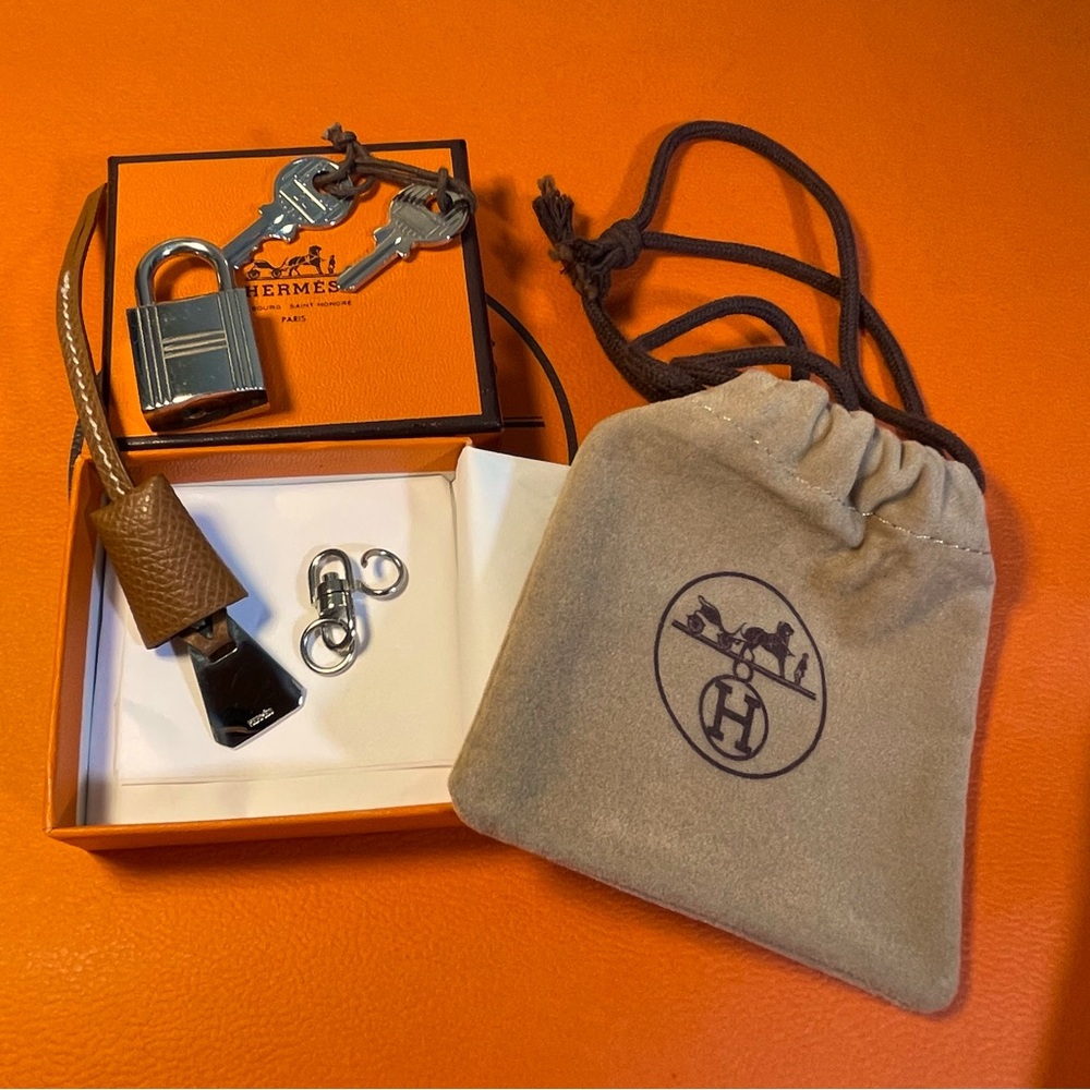 Hermes Palladium Cadena Padlock Rare #32 & Hermes Mini Clochette Epsom Bag Charm - Picture 3 of 16